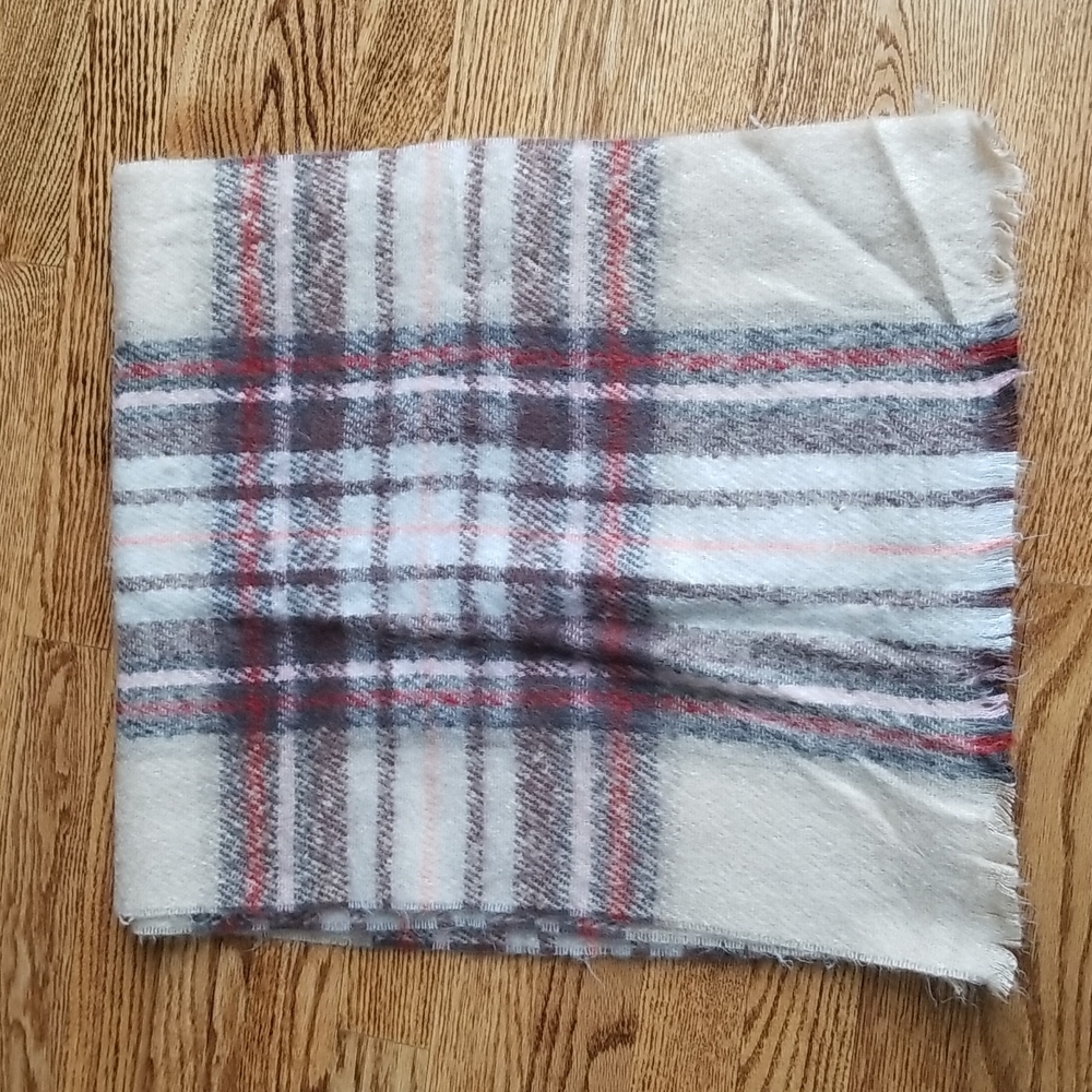 Lord & Taylor Plaid Print Scarf ❤ Incredibly Soft 😍